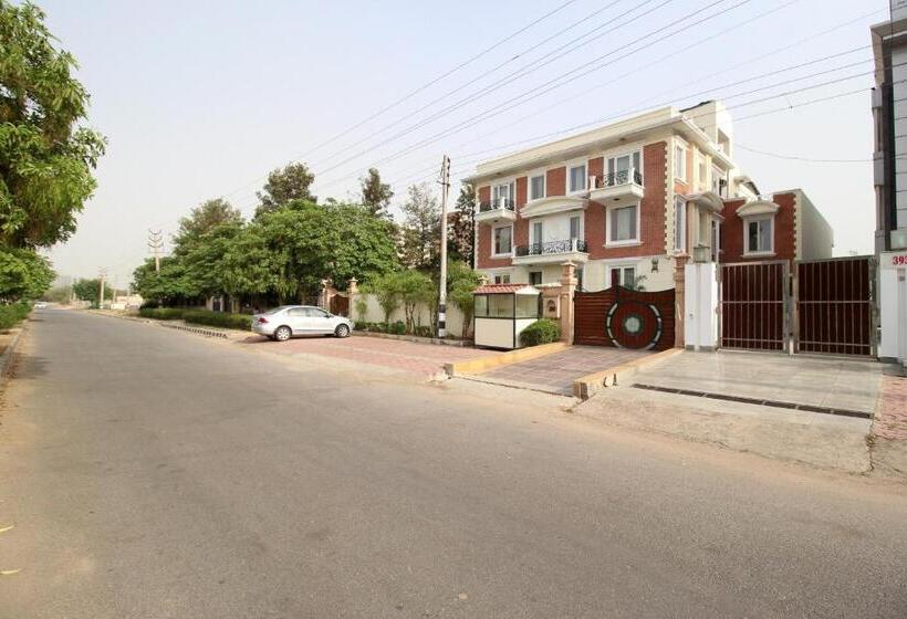 Collection O 8704 Hotel Sakshi