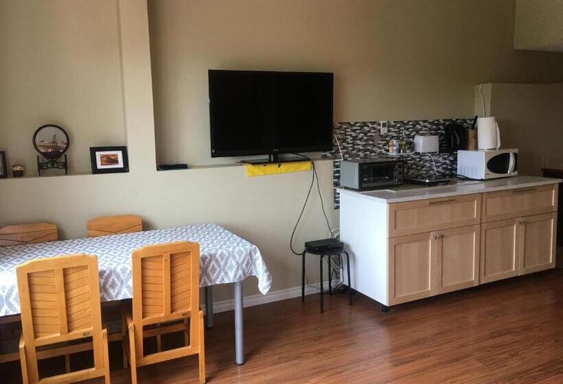 بنسيون 民宿ann S House In Calgary