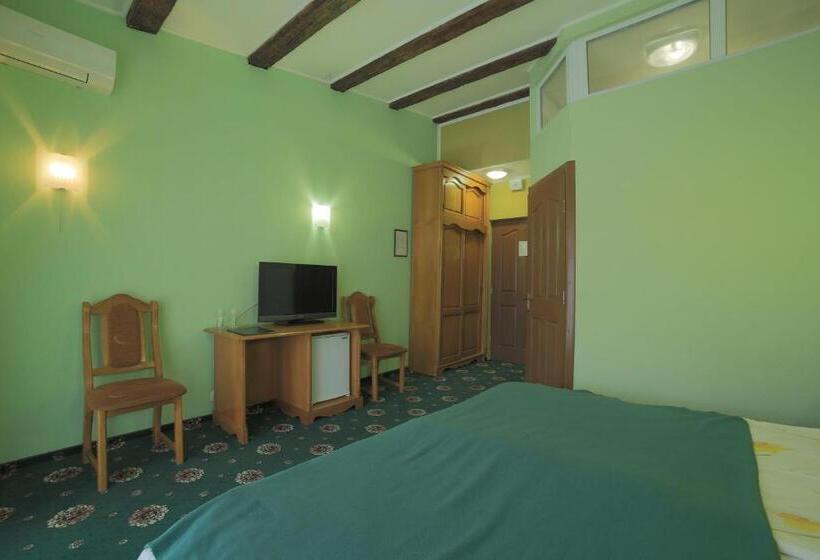 هتل сонячна долина готель фортеця