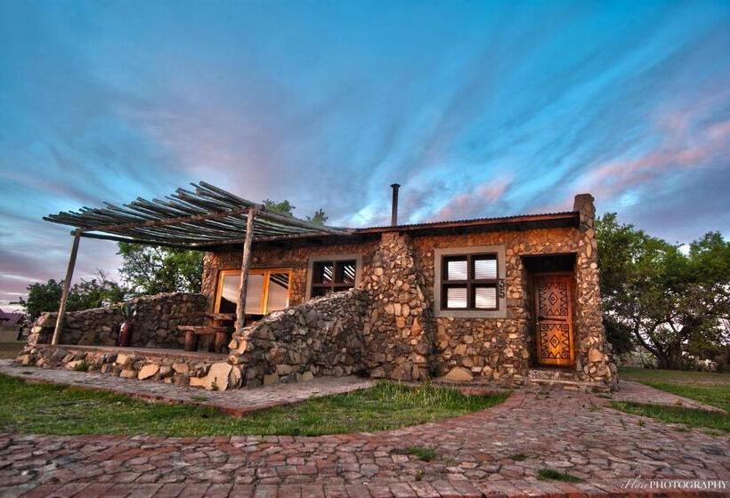 בית מלון כפרי Emoya Basotho Lodge