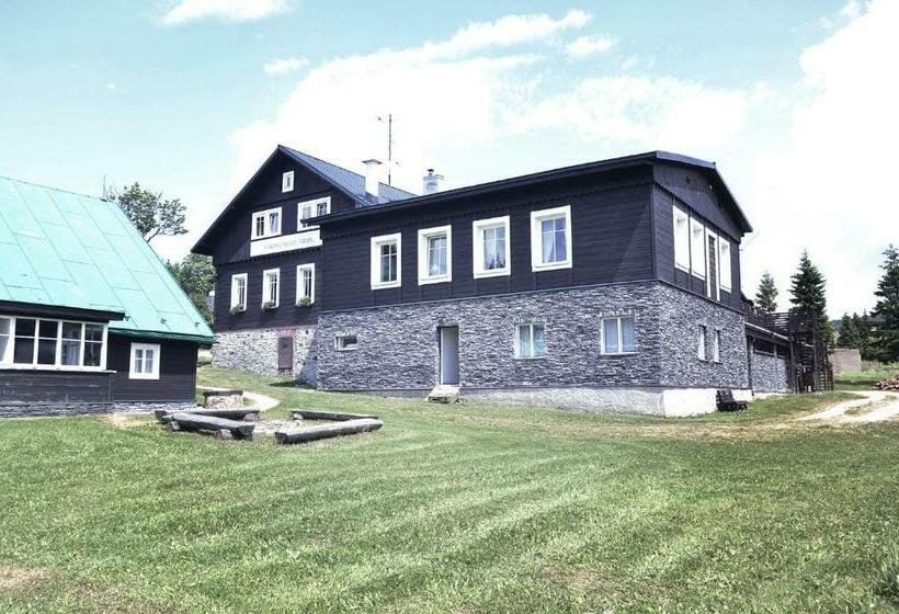 ペンション Penzion A Restaurace Sokolí Boudy