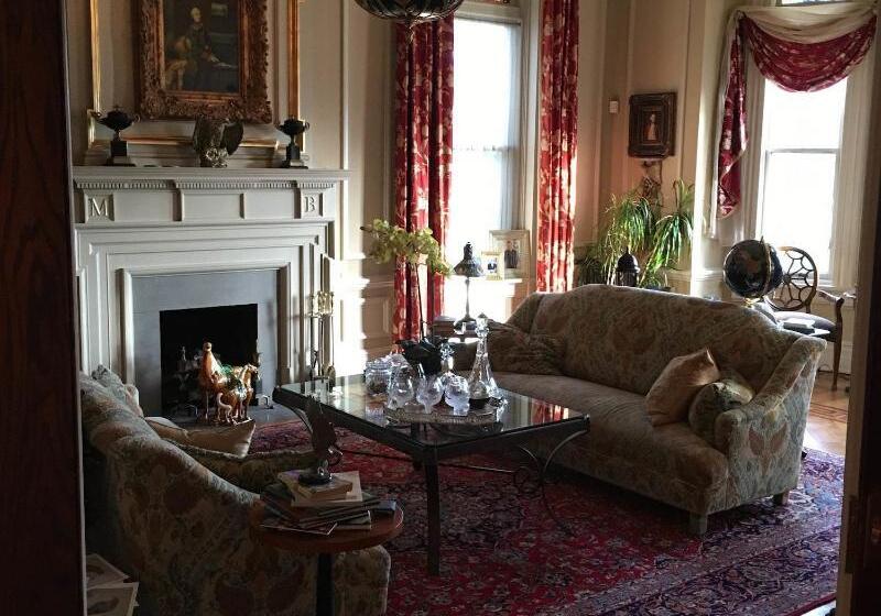 تختخواب و صبحانه Burke Mansion