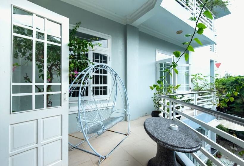 تختخواب و صبحانه The Moon Villa Hoi An