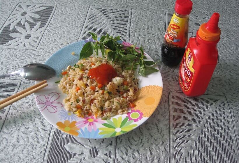 تختخواب و صبحانه The Moon Villa Hoi An