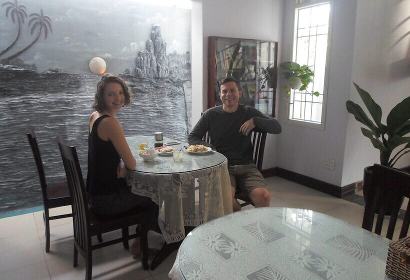 تختخواب و صبحانه The Moon Villa Hoi An