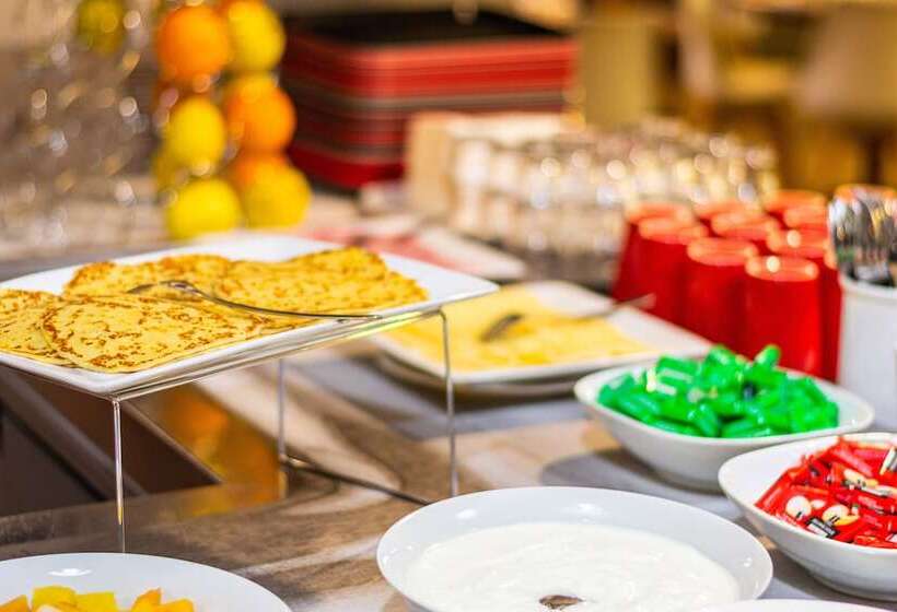 Отель Initial By Balladins La Rochesuryon