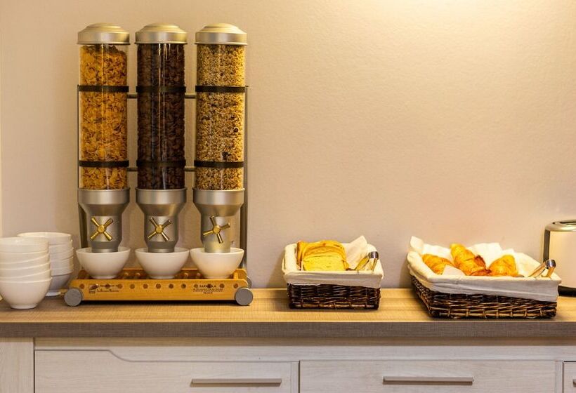 Отель Initial By Balladins La Rochesuryon