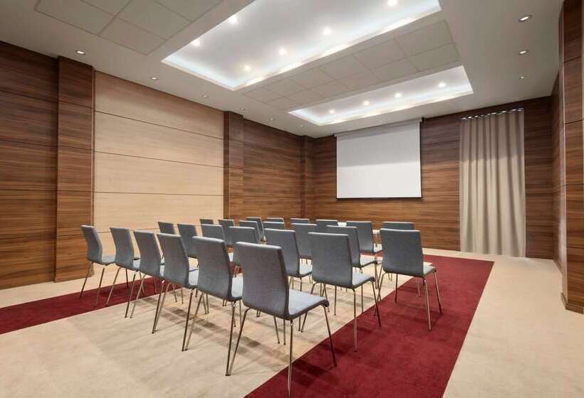 ホテル Ramada Plaza Craiova
