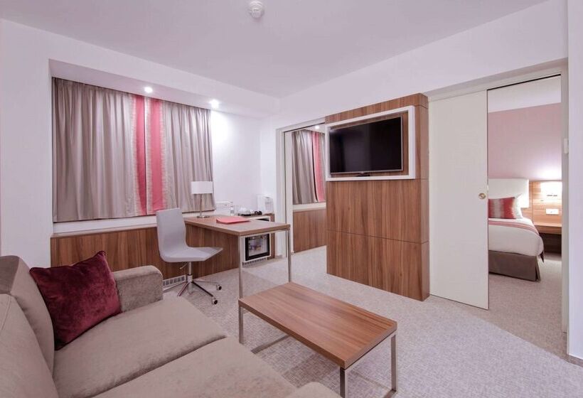 ホテル Ramada Plaza Craiova