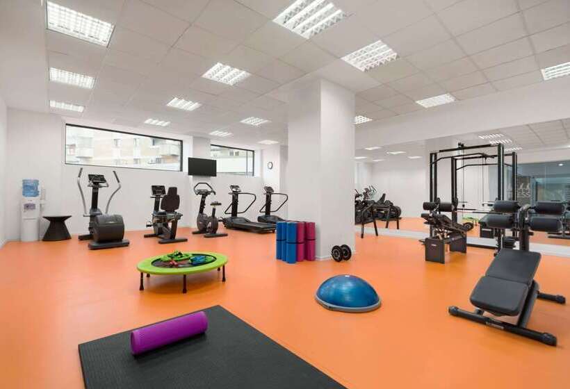 ホテル Ramada Plaza Craiova