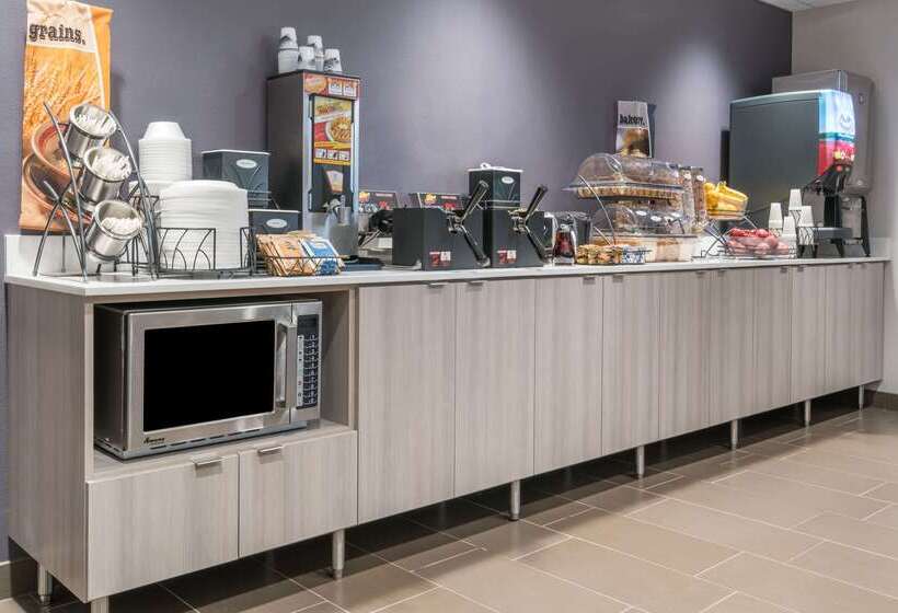 Отель Coratel Inn & Suites By Jasper Rochester