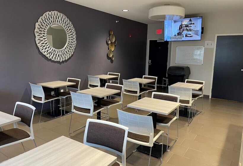 Отель Coratel Inn & Suites By Jasper Rochester