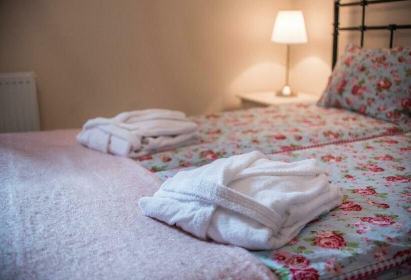 مبيت وإفطار Platános Kúria