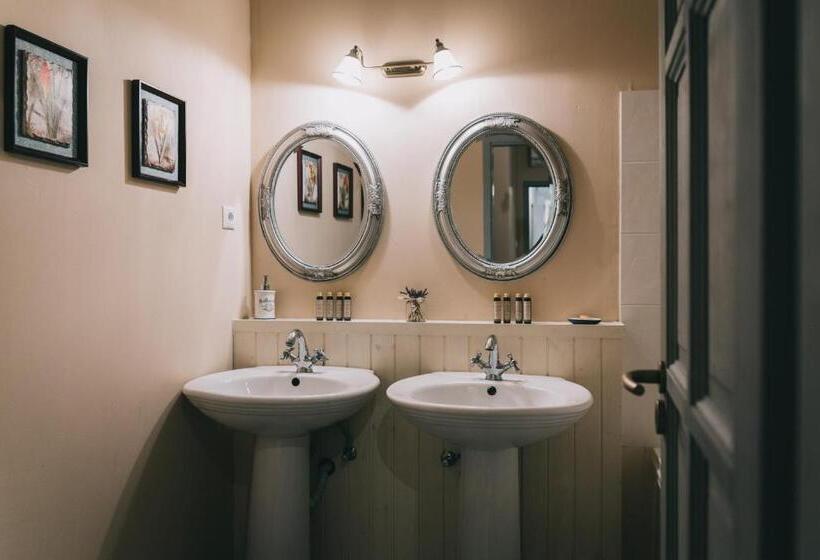 مبيت وإفطار Platános Kúria