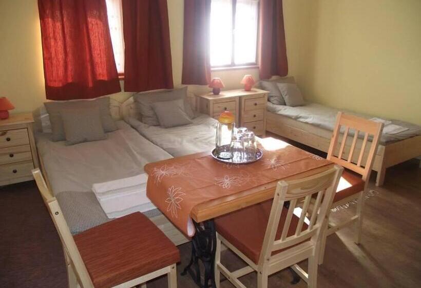 ペンション Dinnyelaposi Vendégház