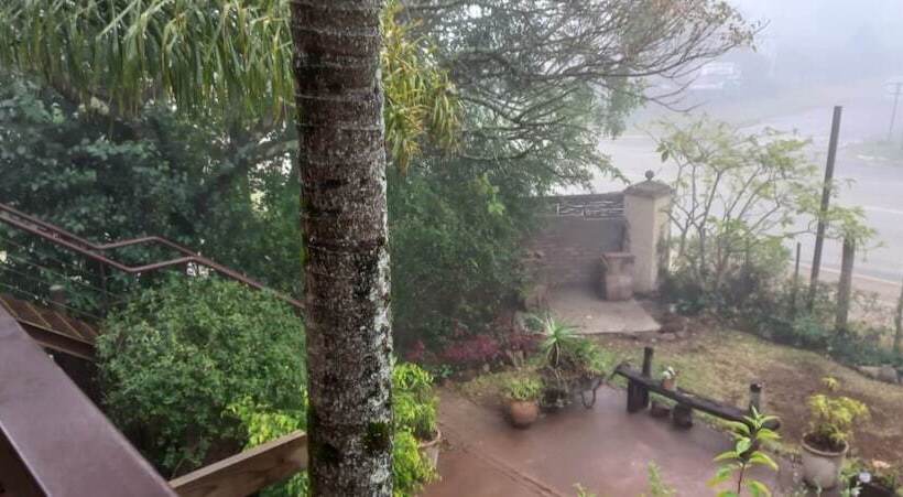 Bed and Breakfast Autumn Breeze Manor Guest House