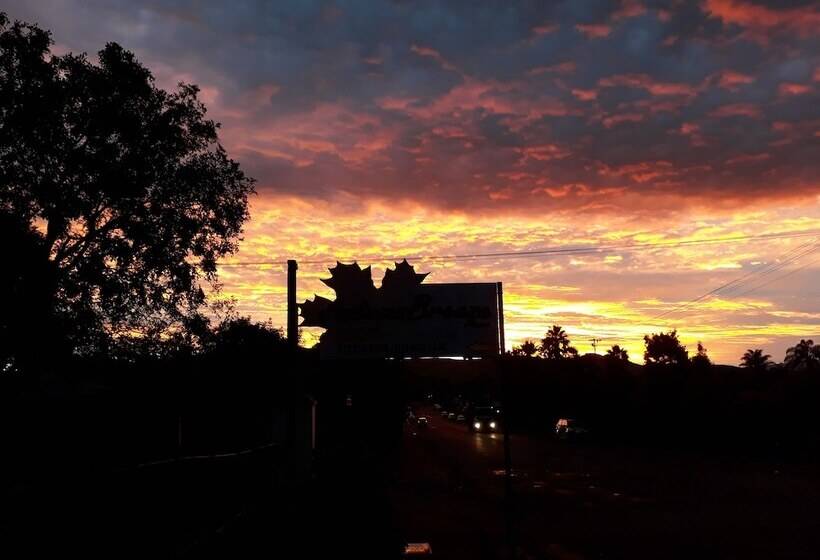 Bed and Breakfast Autumn Breeze Manor Guest House