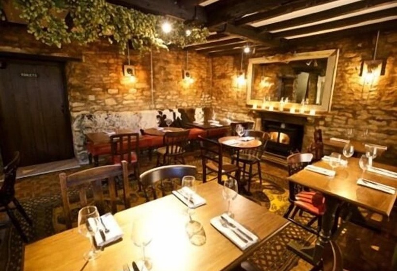 여관 Woodstock Arms
