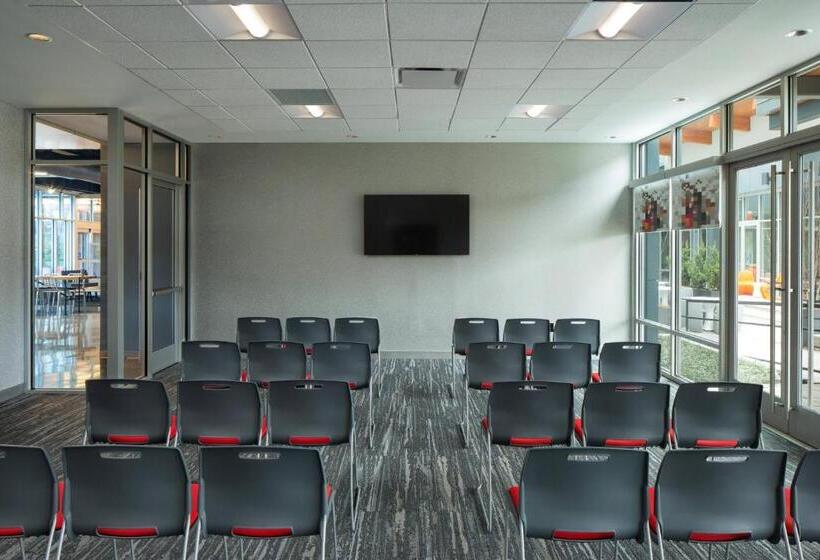 בית מלון כפרי Aloft Louisville East