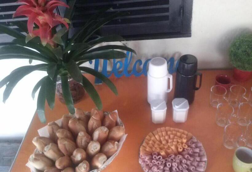 הוסטל Brumar Inn