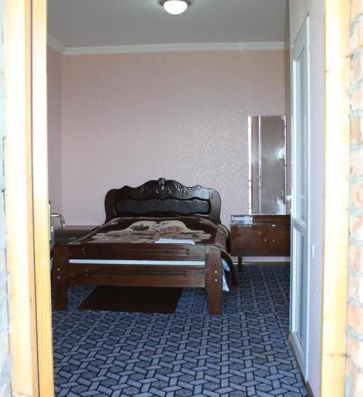 تختخواب و صبحانه Guest House Shota