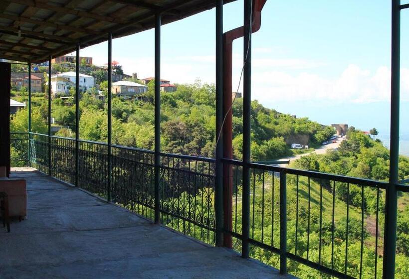 تختخواب و صبحانه Guest House Shota