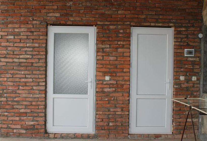 تختخواب و صبحانه Guest House Shota