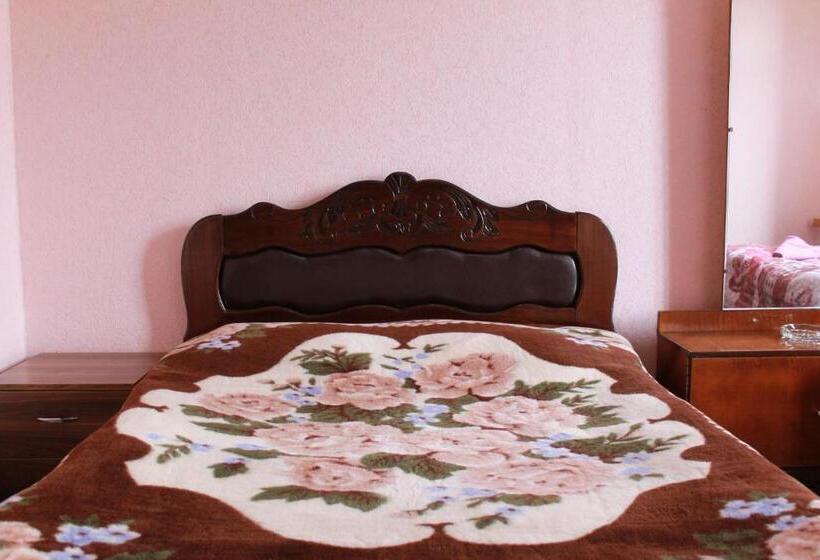 تختخواب و صبحانه Guest House Shota