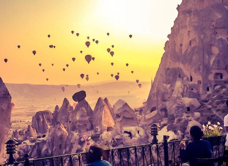 Caldera Cave Hotel & Restaurant