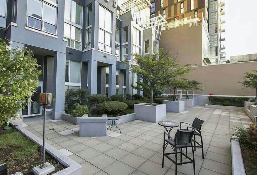 Отель King Suites Downtown Vancouver