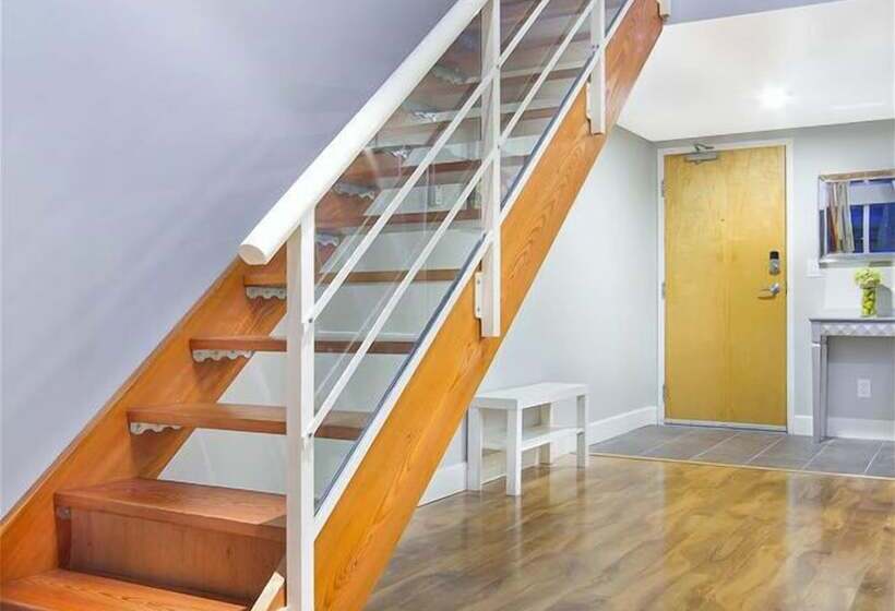 Отель King Suites Downtown Vancouver