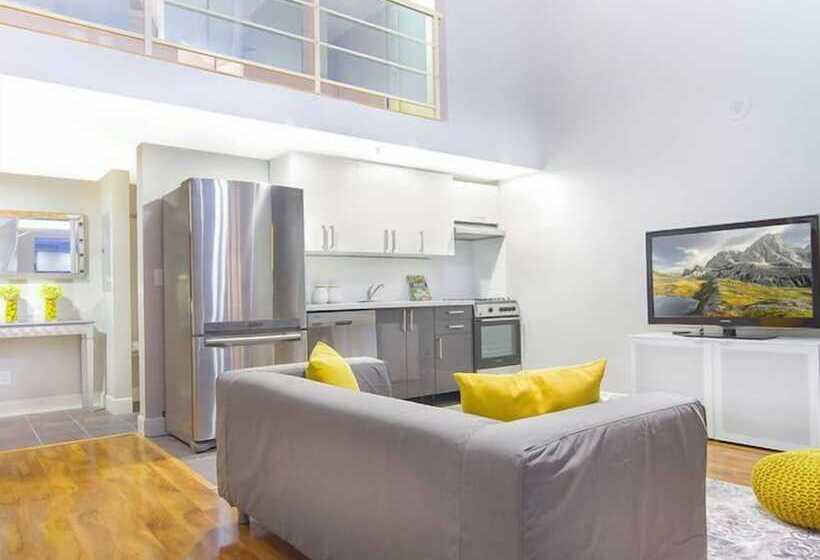 Отель King Suites Downtown Vancouver