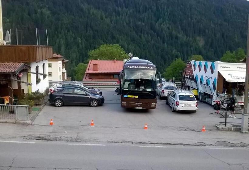 בית מלון כפרי Tosa