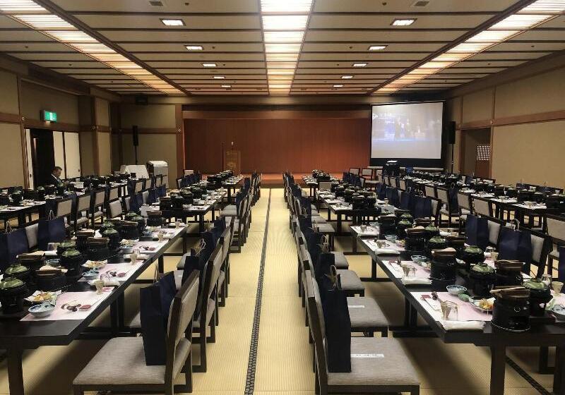 Отель Yamanaka Onsen Hanatsubaki