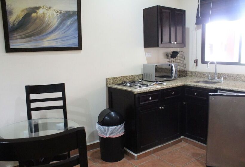 Machele  S Place Beachside Hotel & Pool