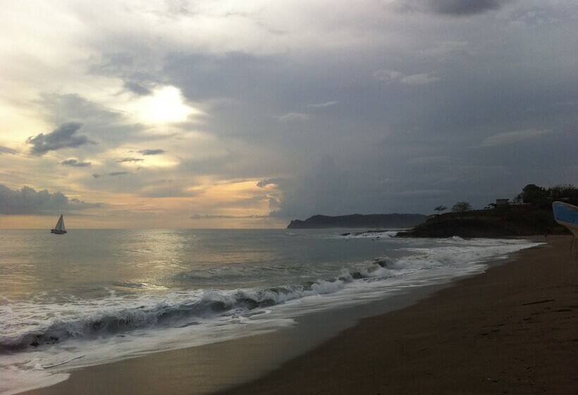 Machele  S Place Beachside Hotel & Pool