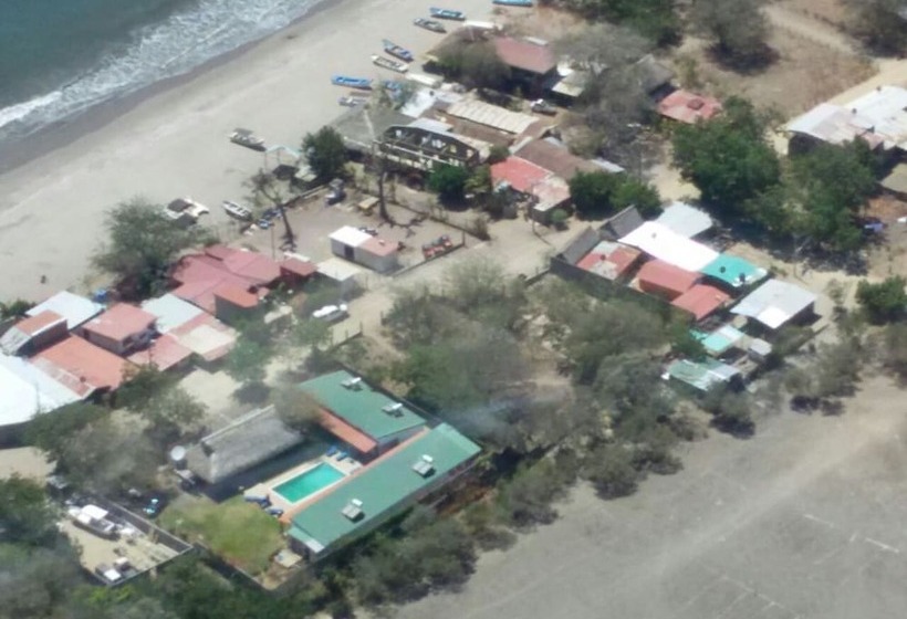 Machele  S Place Beachside Hotel & Pool