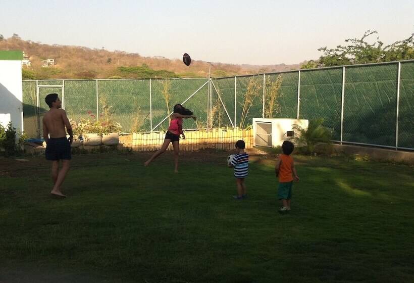 Machele  S Place Beachside Hotel & Pool