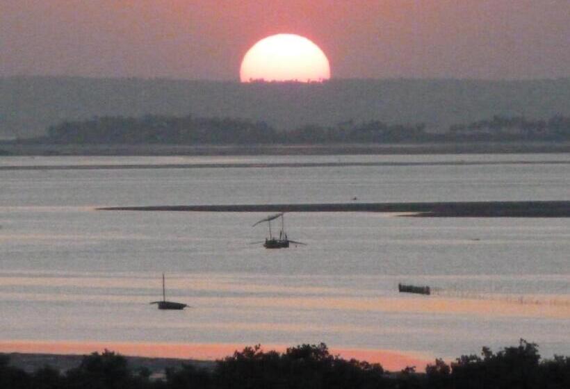 Pariango Beach Motel