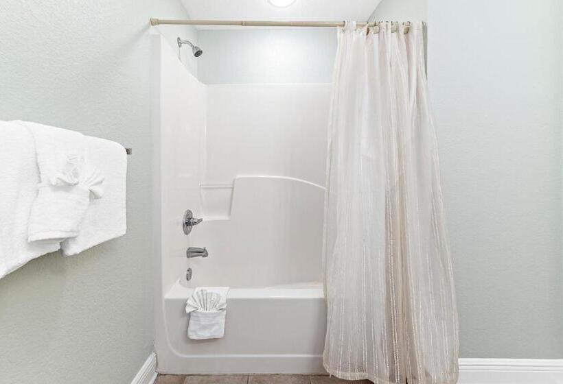 Crystal Shores West 202