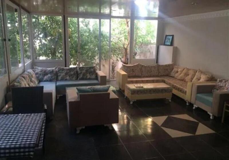 هاستل Uyar Palace