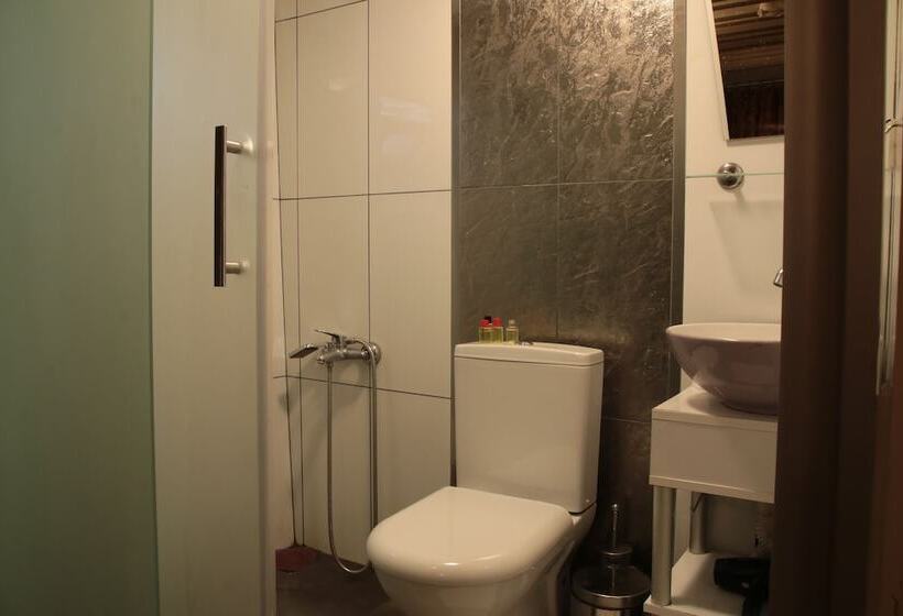 هتل Eagles Budget Homes