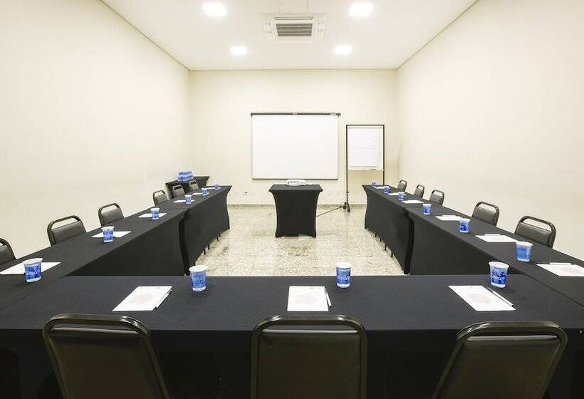 ホテル Vinhedo Plaza