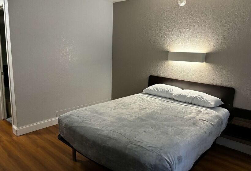 Motel 6   Pensacola West