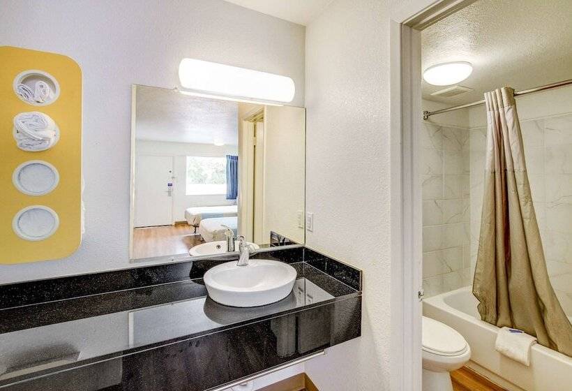 Motel 6 Waco   Lacy Lakeview