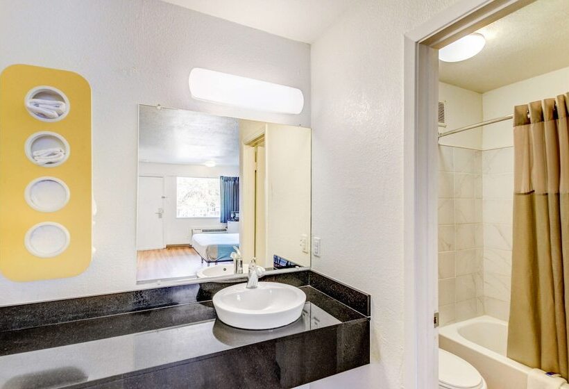 Motel 6 Waco   Lacy Lakeview