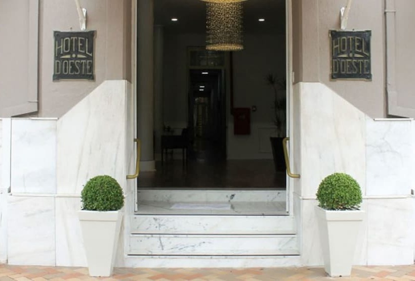 Mova Hotel D Oeste Localizado Em Frente A Praça Principal Da Cidade, Na área Central Pé Na Praça