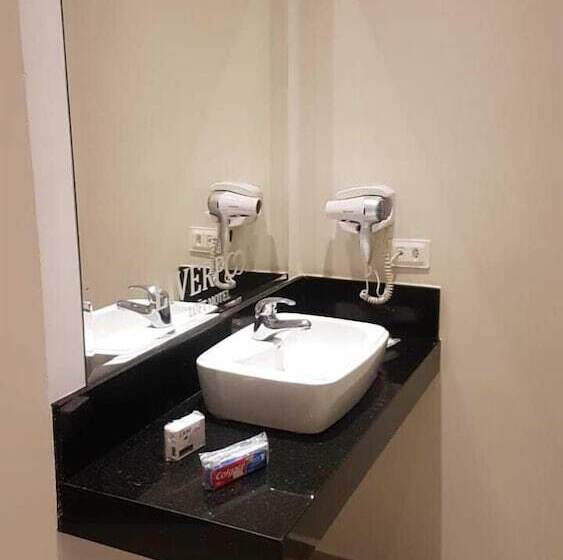 Liverpool Hotel & Motel