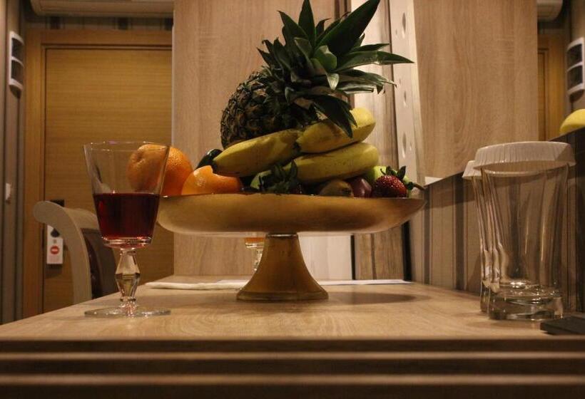 تختخواب و صبحانه Neba Royal