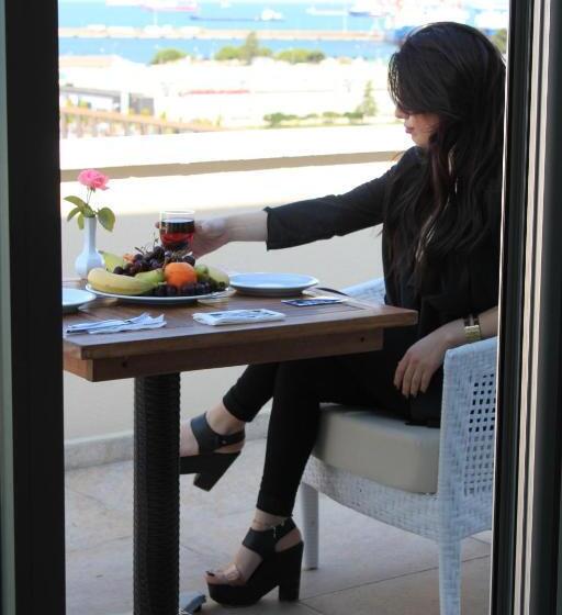 تختخواب و صبحانه Neba Royal